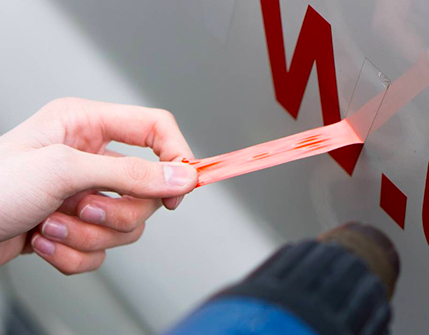 Cách để gỡ decal dán kính nhanh và không để lại vết keo